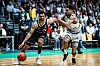 Kenneth Ogbe von den Hamburg Towers im Zweikampf mit Urald King von den Gladiators Trier