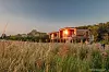 Seit Sommer 2025 gibt es das komfortable „Ostsee Baumhaushotel“ in Wangels.