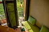 Auf Wipfelhöhe und mit Balkon: Zimmer im Baumhaus von „Kenners LandLust“.
