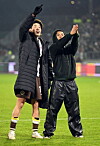 Joel Chima Fujita und Tomoya Ando bejubeln einen St. Pauli-Sieg