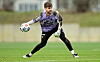 St. Pauli-Torwart Ben Voll wirft im Training einen Ball