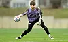 St. Pauli-Torwart Ben Voll wirft im Training einen Ball