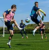 St. Pauli-Profi Eric Smith kämpft bei einer Trainingseinheit der schwedischen Nationalmannschaft um den Ball
