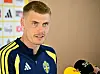 Eric Smith spricht bei einer Pressekonferenz der schwedischen Nationalmannschaft